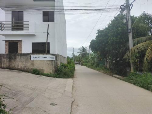 an empty street with a sign on the side of a building at comfy bungalow near ateneo de cebu in Mandaue City
