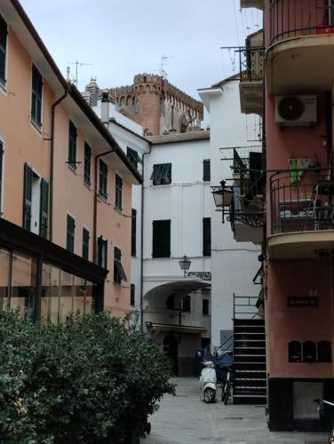 a building with a scooter parked in a courtyard at Appartamento dietro il lungomare fra le due baie, fino a 8 posti letto in Sestri Levante