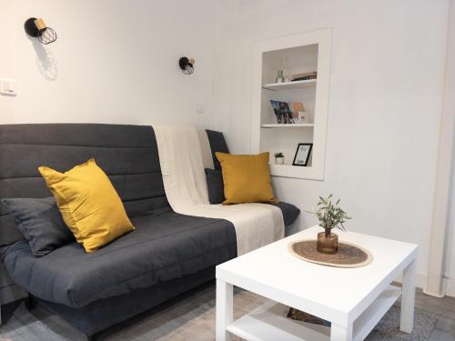 a living room with a couch and a table at La Parenthèse Cozy - À 2 min Basilique & Centre in Saint-Maximin-la-Sainte-Baume
