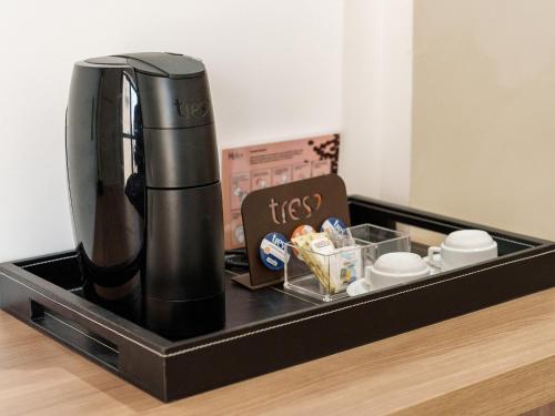 a coffeemaker sitting on top of a counter at Athos Bulcão Hplus Executive in Brasilia