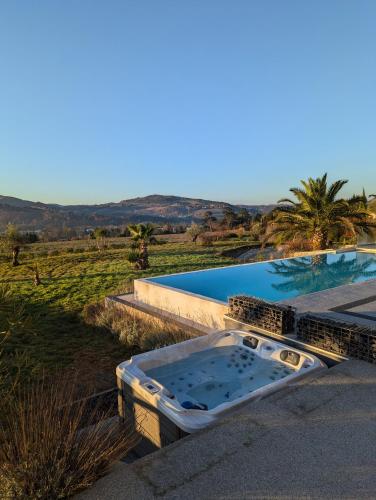 ein Pool an der Seite eines Hauses in der Unterkunft Studio indépendant vue magnifique et au calme in Crest