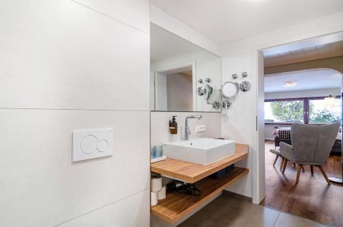 FrickingenにあるFerienwohnung Behlingのバスルーム(シンク、デスク、椅子付)