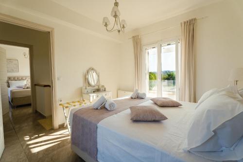 Una cama o camas en una habitación de Τhalasso Palace Homes