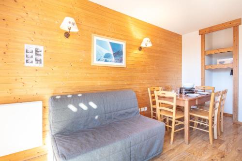un salon avec un canapé et une table dans l'établissement L'Etoile des Neiges - Station de ski à pied, à Chamrousse