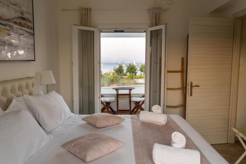 Postel nebo postele na pokoji v ubytování Τhalasso Palace Homes