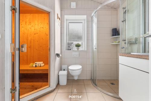 a bathroom with a toilet and a glass shower door at Ferienhaus Harzidylle - Sankt Andreasberg im Harz in Sankt Andreasberg