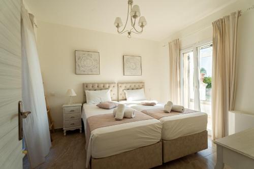 Una cama o camas en una habitación de Τhalasso Palace Homes