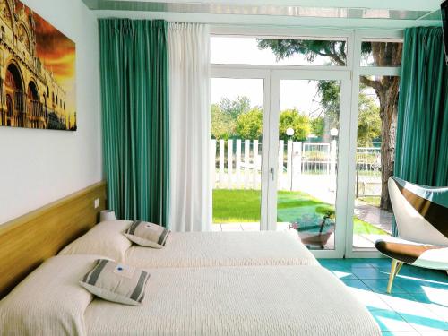 En eller flere senge i et værelse på Villa Marina