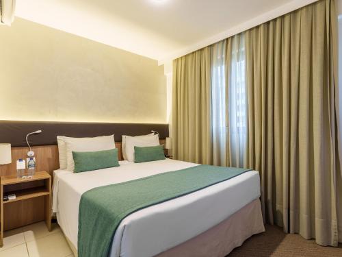 Cama ou camas em um quarto em Athos Bulcão Hplus Executive