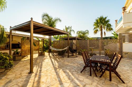 Un patio o zona al aire libre en Τhalasso Palace Homes