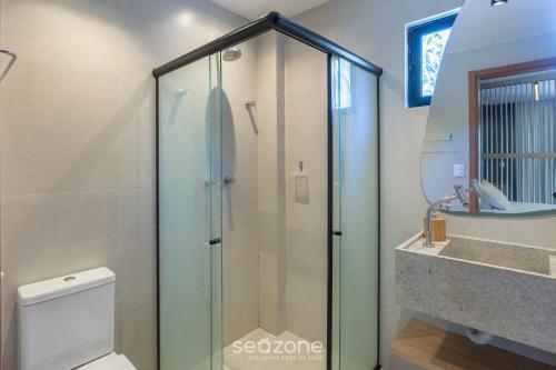 a bathroom with a shower and a toilet and a sink at Studio em Cond. c/ piscina próx. da praia CVKB0006 in São Miguel dos Milagres