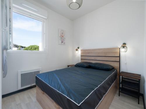 une chambre avec un grand lit et une fenêtre dans l'établissement La Dune 29 - VILLA 4P9, à Valras-Plage
