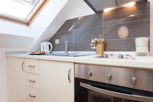 eine Küche mit einem Waschbecken und einem Fenster in der Unterkunft Apartment Albidus A31 in Dubrovnik