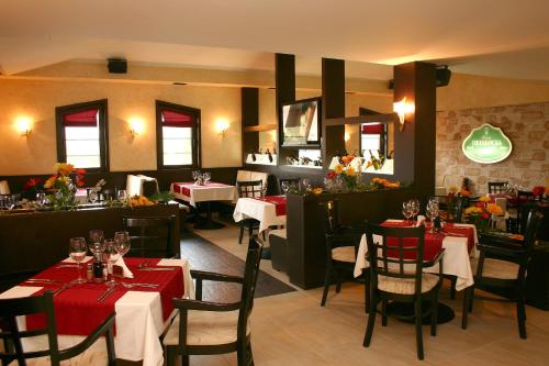 a dining room with tables and chairs and a restaurant at Hotel Domaine Peshtera in Peshtera