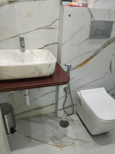 Un baño de Gokul Niwas Udaipur Home Stay