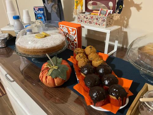 a counter with a table topped with cakes and muffins at Al Capannone di Pietro in Colli al Volturno