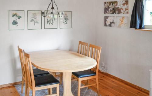 a dining room table and chairs in a room at 2 Bedroom Lovely Home In Mariefred in Mariefred