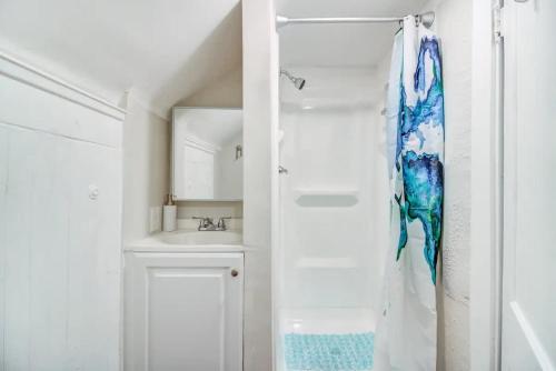 Ένα μπάνιο στο Cozy studio near Cleve Clinic Case