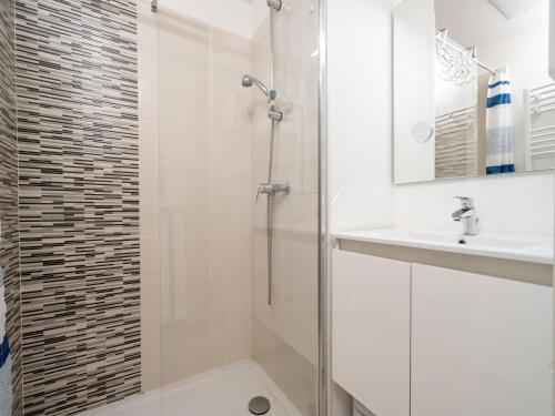 une salle de bain avec douche et lavabo dans l'établissement La Dune 48 - Villa 3P6, à Valras-Plage