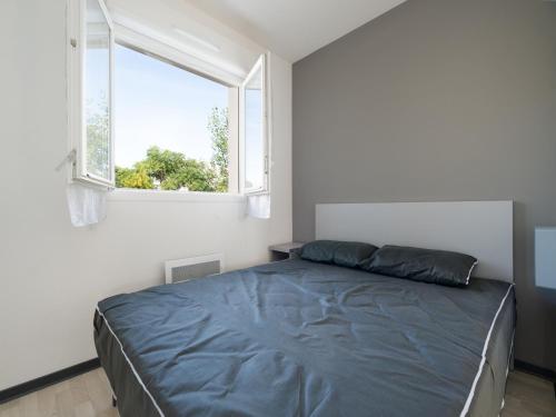 une chambre avec un lit et une fenêtre dans l'établissement La Dune 48 - Villa 3P6, à Valras-Plage