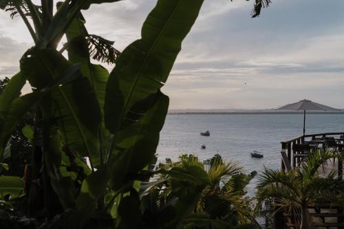 Blick auf das Meer mit Booten im Wasser in der Unterkunft Passárgada Pousada in Morro de São Paulo