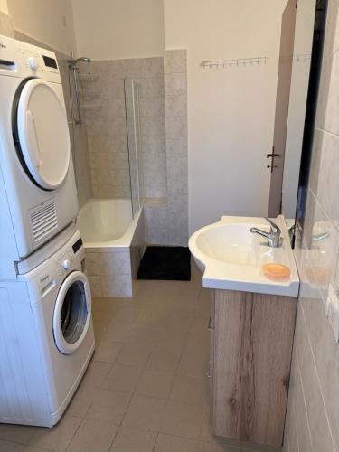 a bathroom with a washing machine and a sink at Le camere del Sal8 al Parco in Villasanta