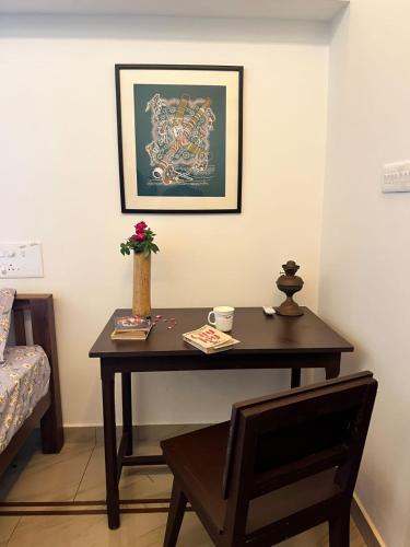 a wooden table with a vase on it in a room at Thomaskuttys Farmhouse Homestay in Rānī