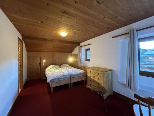 a bedroom with a bed and a desk and a window at Chalet en Pierre 4 P. pour 6 Pers. à Méribel, Navette Gratuite et Grande Terrasse - FR-1-180-583 in Les Allues