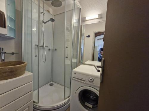 La salle de bains est pourvue d'un lave-linge et d'une douche. dans l'établissement Charmant 2 pièces, 4 pers, proche télécabine, balcon sud, Arc 1800 - FR-1-411-889, à Bourg-Saint-Maurice