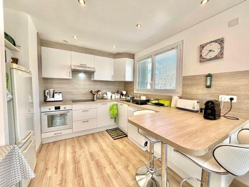 Photo de la galerie de l'établissement Spacieux F3 à Annecy, proche centre, balcon, parking, vélos et Wi-Fi - FR-1-432-87, à Annecy