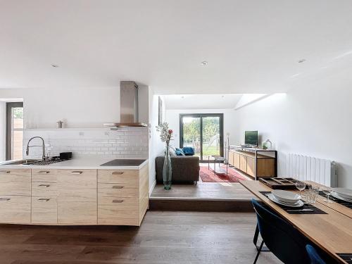 Η κουζίνα ή μικρή κουζίνα στο La Tuilerie - Jardin - parking PV - Paris