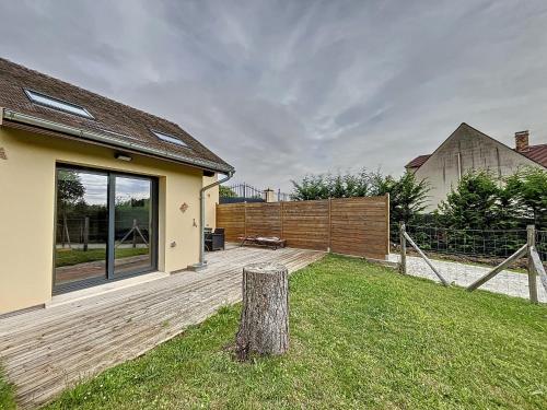 une maison avec une étreinte dans les arbres dans la cour dans l'établissement La Tuilerie - Jardin - parking PV - Paris, à Médan