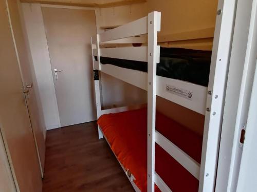 une petite pièce avec deux lits superposés dans l'établissement Charmant studio ski aux pieds avec terrasse et parking - FR-1-181-2847, à Aime La Plagne