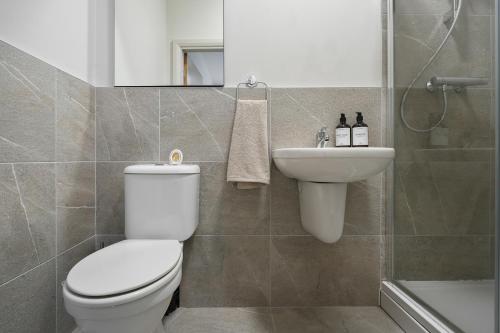 ein Badezimmer mit Toilette und Waschbecken in der Unterkunft Vibrant 1 Bed Apartment, FREE Parking, North Church St, Sheffield City Centre - Hosted by Stay Host Save in Midland