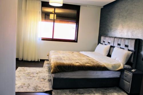 a bedroom with a large bed with a window at شقق الاسد افران in Ifrane