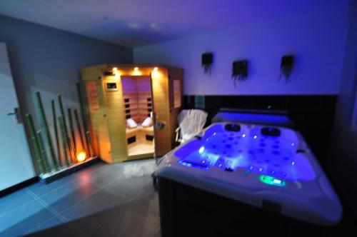 a room with a bath tub in the middle of a room at Les loups blancs in Moissac