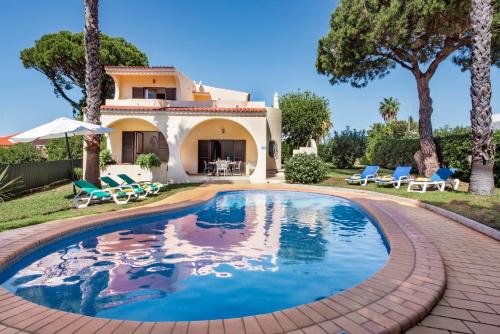 Exclusive Retreat in Vilamoura, private pool, off-street parking, Free AC wifi