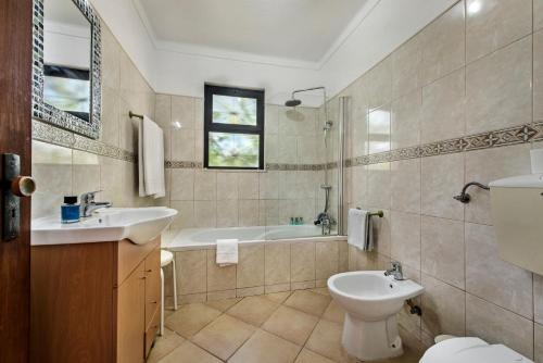 Exclusive Retreat in Vilamoura, private pool, off-street parking, Free AC wifi
