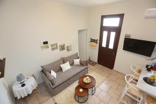 TV a/nebo společenská místnost v ubytování Efi Cozy Loft with Courtyard in Central Ermoupoli