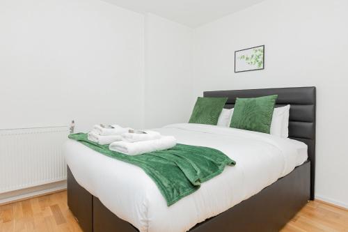 Ένα ή περισσότερα κρεβάτια σε δωμάτιο στο Charming 3BR Duplex in Wembley, 5 Minutes to Tube