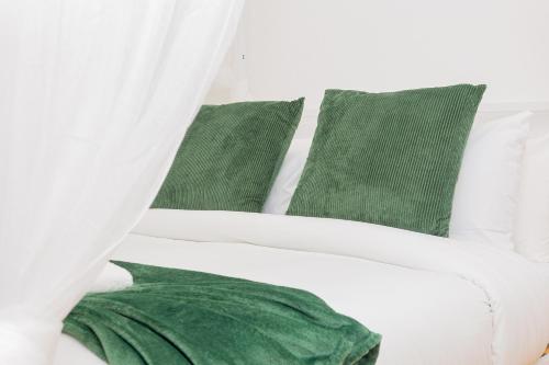 Ένα ή περισσότερα κρεβάτια σε δωμάτιο στο Charming 3BR Duplex in Wembley, 5 Minutes to Tube
