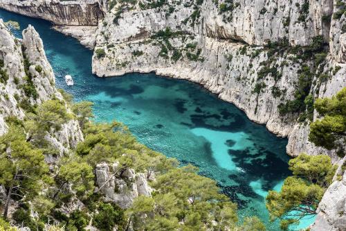 an aerial view of a body of water between two cliffs at La Parenthèse Cozy - À 2 min Basilique & Centre in Saint-Maximin-la-Sainte-Baume