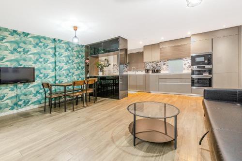 Η κουζίνα ή μικρή κουζίνα στο Charming 3BR Duplex in Wembley, 5 Minutes to Tube
