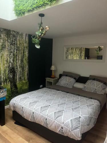 une chambre avec un lit et un lustre dans l'établissement Appartement centre ville Calais Ines, à Calais