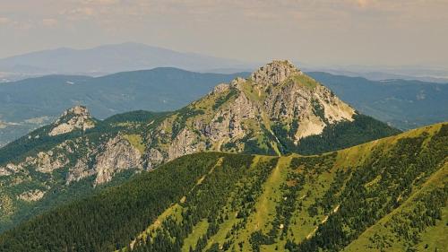 アパートメントから撮影された、または一般的な山の景色