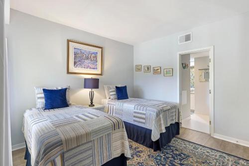 deux lits dans une chambre avec du bleu et du blanc dans l'établissement 245 Captains Quarters, à Île de Hilton-Head