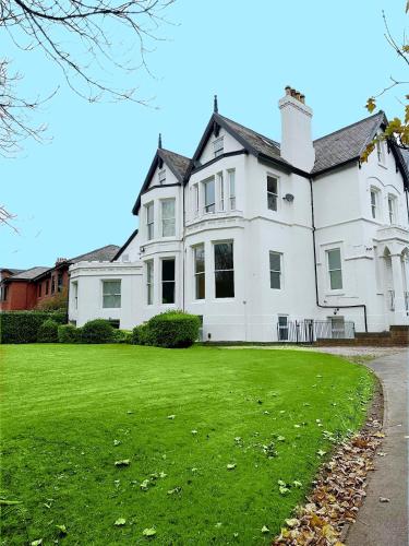Gorgeous 2 bed apartment with free parking near, Sefton Park, Palm House, Lark Lane, Liverpool and Everton football clubs photo 3