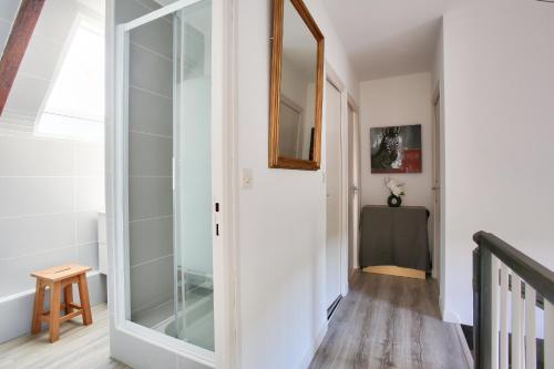 - un couloir avec une porte en verre dans une maison dans l'établissement Dans la campagne d'Erquy, grande maison pour 6, à Erquy