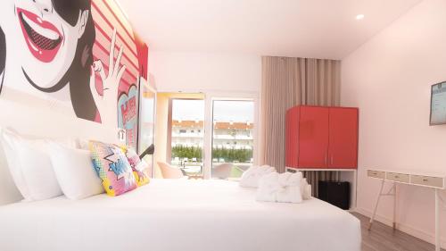 Postel nebo postele na pokoji v ubytování RIDE Surf Resort & Spa Peniche