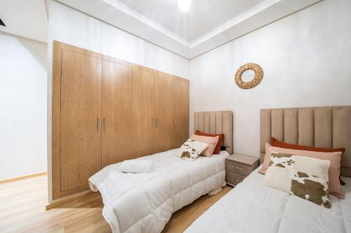 Una cama o camas en una habitación de Magnifique 2 chambres, vue panoramique et piscine